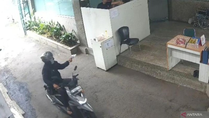 Rekaman CCTV aksi komplotan curanmor bersenpi terjadi di area parkir rumah sakit kawasan Duren Sawit. (ANTARA/Dokumentasi Pribadi)