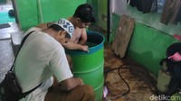 Pasien akan dimandikan dalam air yang secara berharap memanas tersebut selama 10-20 menit. Setelahnya pasien akan dipijat, kemudian direbus kembali. Usai mandi rebus yang kedua, pasien dipersilakan untuk mengenakan kembali pakaian keringnya.