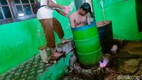 Dalam ritual ini pasien akan dimandikan dalam sebuah drum yang diisi air dan dipanaskan tungku api layaknya tengah merebus.