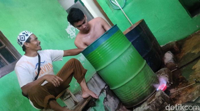 Ritual mandi godog atau mandi rebus untuk pengobatan di Cianjur