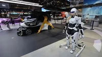 Mornine M1 punya ukuran penuh. Tingginya 167 cm dengan bobot 70 kg dan memiliki 40 derajat kebebasan gerak di seluruh tubuh. Robot ini mampu berjalan hingga 1 m/s dan membawa beban di ujung lengan hingga 1,5 kg. Sumber dayanya berasal dari baterai 0,7 kWh yang bisa digunakan selama dua jam dalam kondisi penuh. Foto: Doc. Carscoops.