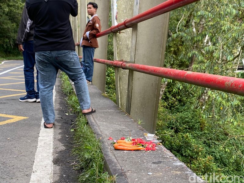 Rokok, bunga hingga sayur diletakkan berjejer di Jembatan Cangar.