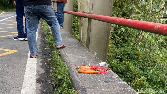 Rokok, bunga hingga sayur diletakkan berjejer di Jembatan Cangar.
