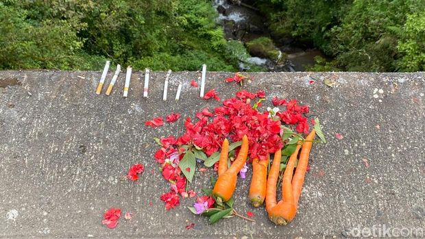 Rokok, bunga hingga sayur diletakkan berjejer di Jembatan Cangar.
