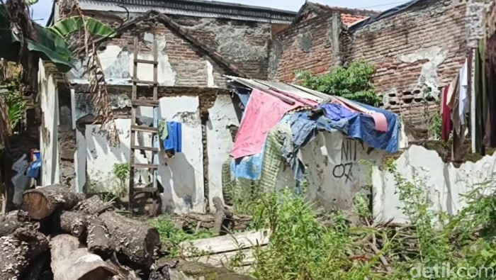 Rumah roboh yang dihuni Taryadi.
