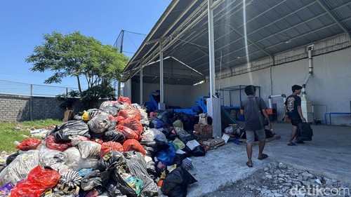 Tumpukan sampah yang belum terolah di TPS3R Cemara Desa Sanur Kaja, (14/4/2026). Maria Christabel DK
