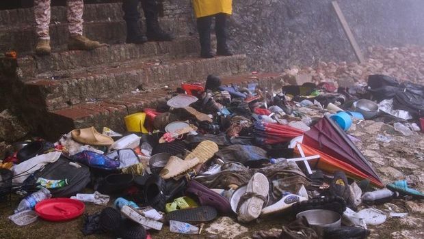 Sandal dan sepatu orang-orang yang tertinggal usai insiden Benteng Laferriere di Haiti yang menewaskan puluhan orang