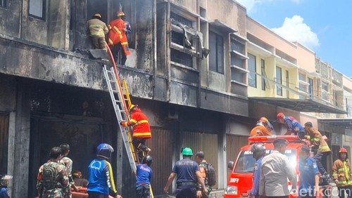 Sejumlah personel Damkar Mataram berjibaku memadamkan api yang melalap salah satu ruko di Mataram, NTB, beberapa waktu lalu. (Foto: Nathea Citra/detikBali)