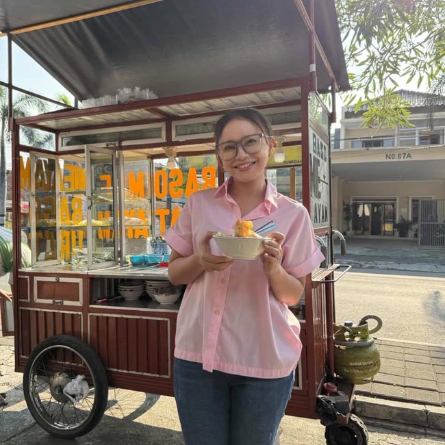 Seru! Momen Rossa Cicip Gudeg hingga Jajan Makanan UKMM
