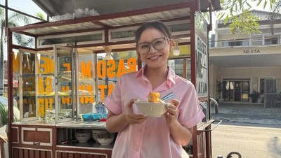 Seru! Momen Rossa Cicip Gudeg hingga Jajan Makanan UKMM