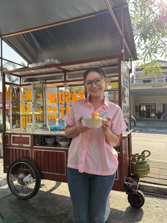 Seru! Momen Rossa Cicip Gudeg hingga Jajan Makanan UKMM