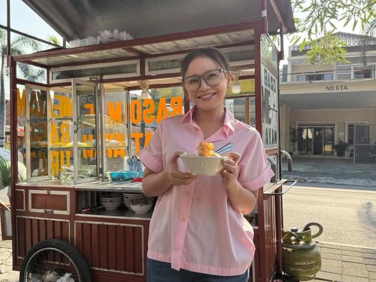 Seru! Momen Rossa Cicip Gudeg hingga Jajan Makanan UKMM