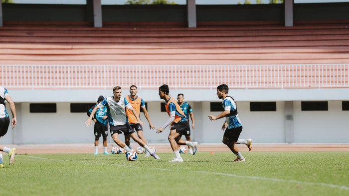 PSIM Jogja akan menjamu Persija Jakarta pada laga pekan ke-29 Super League 2025/2026 sore nanti. Berikut prediksi susunan pemain kedua tim.
