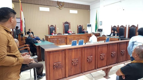 Anggota DPRD Kota Kupang Mokrianus Imanuel Lay, terdakwa penelantaran istri dan anak saat mengikuti sidang tuntutan di PN Kelas 1A Kupang, NTT, Selasa (14/4/2026). (Dok. Kejati NTT).