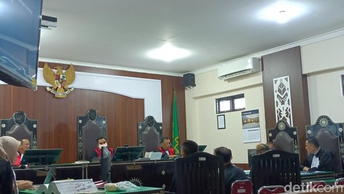 Jaksa penuntut menghadirkan tiga warga sekitar Pantai Nipah dalam kasus pembunuhan mahasiswi Unram, di PN Mataram, Selasa (14/4/2026). (Foto : Abdurrasyid Efendi/detikBali).