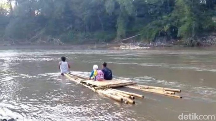 Siswa berangkat sekolah pakai rakit di Jember