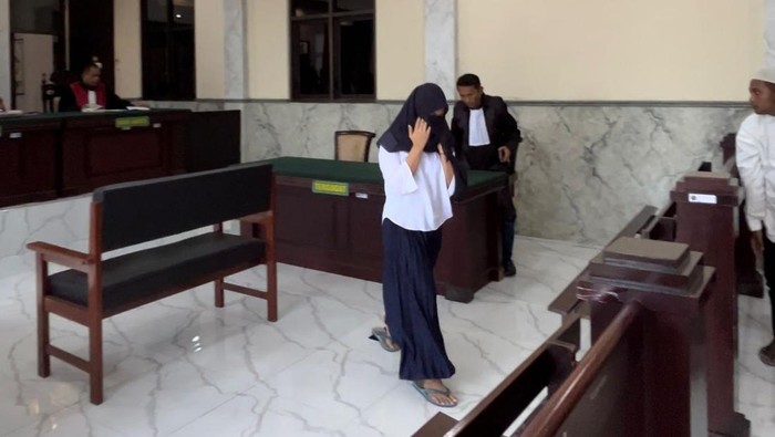 Rahma Aulia terdakwa aborsi usai sidang putusan di PN Mojokerto