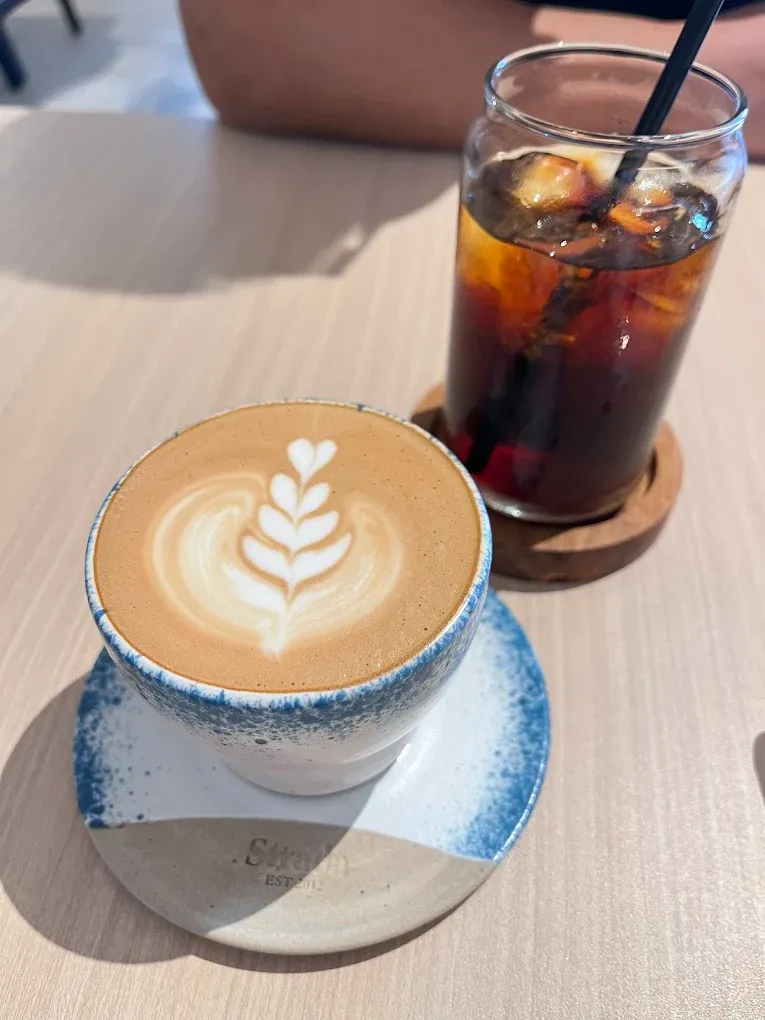 Strada Coffee Strada Coffee juga buka dari pagi, sehingga cocok dijadikan tempat sarapan.