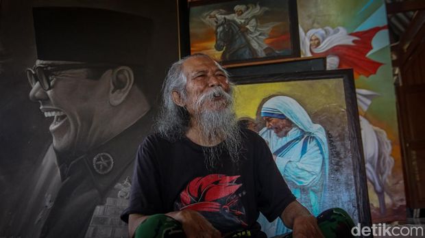 Suhardiyono Kibar (76) menceritakan perjuangannya menjual lukisan untuk melunasi utang Rp400-500 juta di joglo daerah Ngemplak, Sleman, Selasa (14/4/2026)