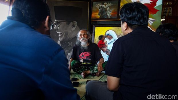 Suhardiyono Kibar (76) menceritakan perjuangannya menjual lukisan untuk melunasi utang Rp400-500 juta di joglo daerah Ngemplak, Sleman, Selasa (14/4/2026) Suhardiyono Kibar (76) menceritakan perjuangannya menjual lukisan untuk melunasi utang Rp400-500 juta di joglo daerah Ngemplak, Sleman, Selasa (14/4/2026)
