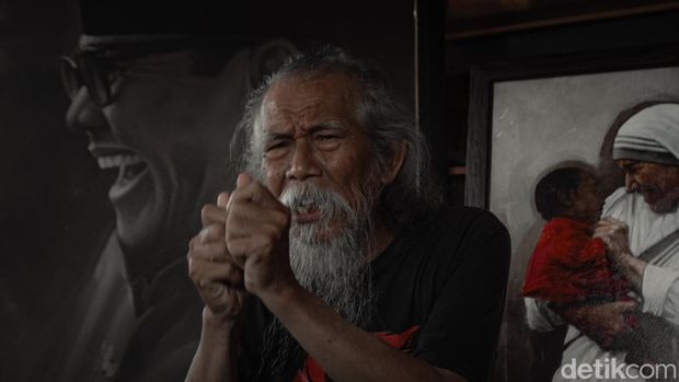 Suhardiyono Kibar (76) menceritakan perjuangannya menjual lukisan untuk melunasi utang Rp400-500 juta di joglo daerah Ngemplak, Sleman, Selasa (14/4/2026) Suhardiyono Kibar (76) menceritakan perjuangannya menjual lukisan untuk melunasi utang Rp400-500 juta di joglo daerah Ngemplak, Sleman, Selasa (14/4/2026)