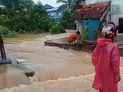 Sungai di Muara Enim Meluap Usai Dilanda Hujan 4 Jam hingga Genangi Jalan