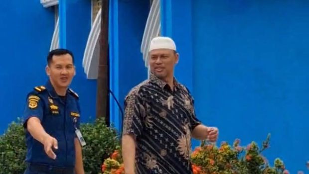 Mantan Kepala Syahbandar Kolaka, Supriadi, terpidana korupsi, heboh saat terlihat di coffee shop Kendari.