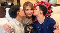 Mama selalu merasakan ketulusan itu nyata dalam hangatnya pelukan kalian.Terima kasih, Rassya & Kenzou, telah menjadi penyejuk jiwa dan alasan Mama untuk terus melangkah. Bakti kalian adalah hadiah terindah, sebuah surga kecil yang Allah titipkan di dunia, ungkap Tamara untuk kedua putranya dan menutup unggahannya dengan doa untuk kedua orang tua. Foto: Instagram @tamarableszynskiofficial