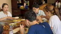 Pada momen itu, Rassya dan Tamara duduk bareng dalam satu meja makan bersama beberapa sahabat ibunda, termasuk Cindy Claudia Harahap. Foto: Instagram Story @cindyclaudiaofficial