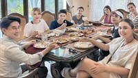 Ini menjadi momen makan siang bareng pertama dengan Rassya yang sudah berstatus suami dari Cleantha Islan. Foto: Instagram Story @cindyclaudiaofficial