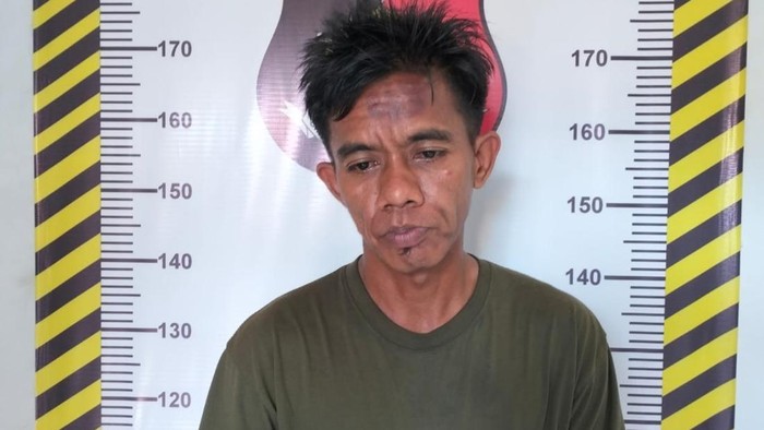 Tampang pasrah jukir liar berinisial MK (35) yang memalak pengendara di depan Pelabuhan Makassar.