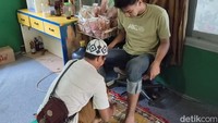 Dia menyebut mandi rebus ini dapat merelaksasi tubuh sehingga peredaran darah lancar dan mempercepat penyembuhan penyakit.