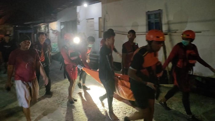 Tim saat mengevakuasi korban yang tenggelam di Sungai Keruk Kertapati