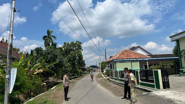 Polisi saat mendatangi lokasi kejadian di jalan Desa Bogotanjung Kecamatan Gabus Pati, Selasa (14/4/2026).