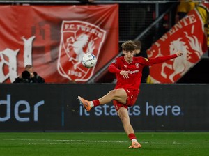 Chelsea dan Barcelona Naksir Bek Twente, Rekan Mees Hilgers