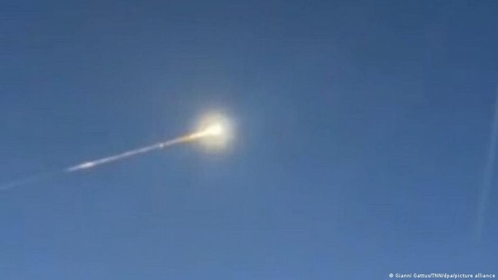 UFO Kerap Dilaporkan Mereka yang Keluar Merokok di Malam Hari