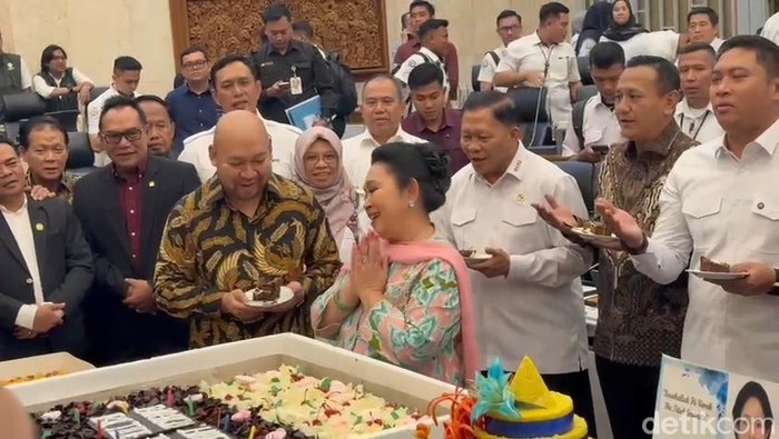 Didit Prabowo rayakan ulang tahun Titiek Soeharto ke-67 di DPR RI, Senayan, Jakarta, Selasa (14/4/2026).