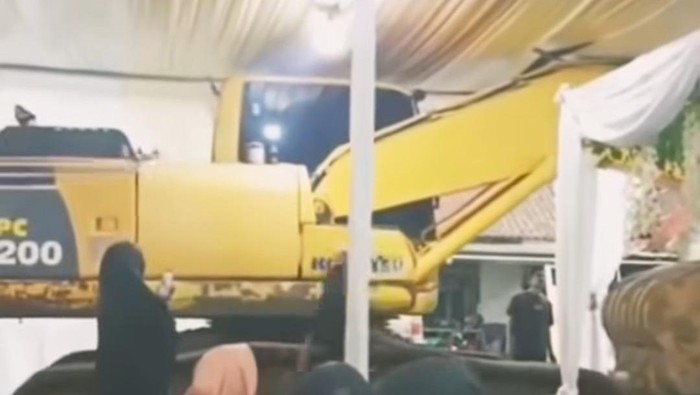 Ekskavator masuk tenda hajatan di Sleman