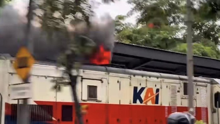 Viral video percikan api dengan asap mengepul hitam dari KA yang melintas di Jalan Ahmad Yani Surabaya.