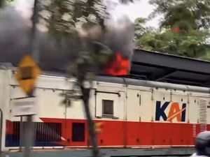 Geger Fenomena Lokomotif KA di Surabaya Keluarkan Api Saat Melintas