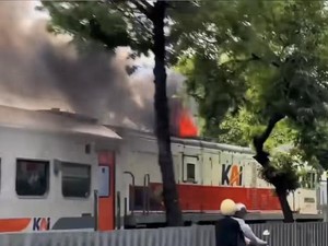 Viral Lokomotif KA di Surabaya Keluarkan Api, KAI Jelaskan Penyebabnya