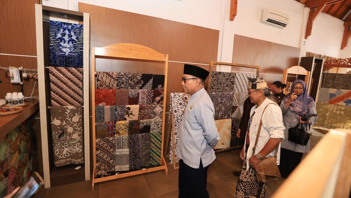 Wakil Bupati Banyuwangi Mujiono tengah mengunjungi salah satu gerai batik khas Banyuwangi yang ada di pusat kota