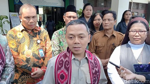 Wakil Menteri Pendidikan Dasar dan Menengah (Wamendikdasmen) Fajar Riza Ul Haq saat mengunjungi SMPN 6 Mataram, Selasa (14/4/2026).