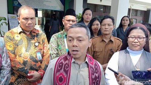 Wamendikdasmen Fajar Riza Ul Haq saat berkunjung ke SMK Kesuma Mataram, Selasa (14/4/2026).