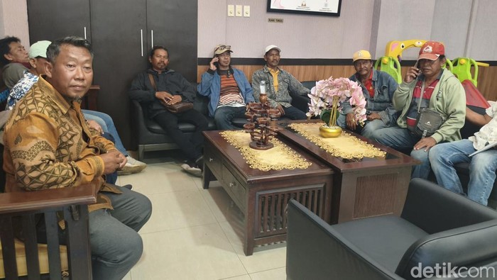 Warga Desa Damarsi, Kecamatan Buduran, Sidoarjo penuhi panggilan Kejari Sidoarjo