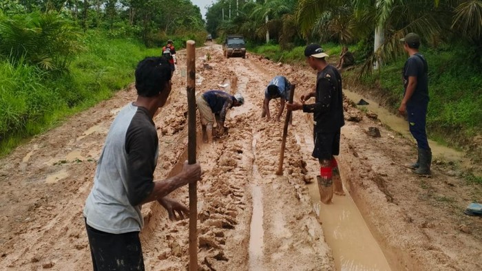 Warga gotong royong perbaiki jalan di Desa Sembatu Jaya, Musi Rawas yang rusak