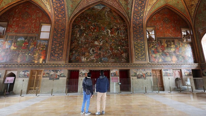 Horse-drawn carriages stand at Naqsh-e Jahan Square, a UNESCO World Heritage site, in Isfahan, Iran, March 23, 2026. REUTERS/Alaa Al Marjani