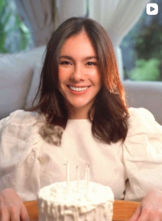 Tampil simpel kenakan busana berwarna krem lengan balon, Wulan tampil cantik dan awet muda. Di usia yang sudah menginjak 45 tahun, penampilan ibu 3 orang anak itu justru bak kembali ABG. Foto: Instagram/@wulanguritno