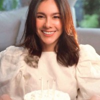 Tampil simpel kenakan busana berwarna krem lengan balon, Wulan tampil cantik dan awet muda. Di usia yang sudah menginjak 45 tahun, penampilan ibu 3 orang anak itu justru bak kembali ABG. Foto: Instagram/@wulanguritno
