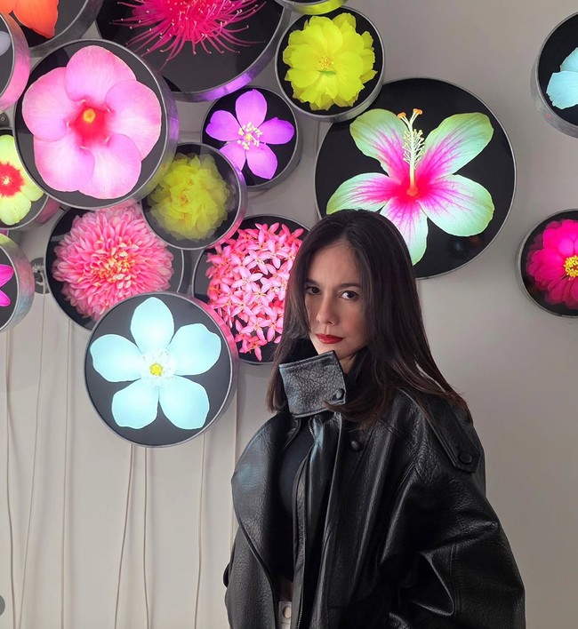 Sebelumnya Wulan diketahui sempat menjalani operasi plastik di Korea. Ia melakukan operasi face lifting untuk membuat kulitnya lebih kencang. Foto: Instagram/@wulanguritno